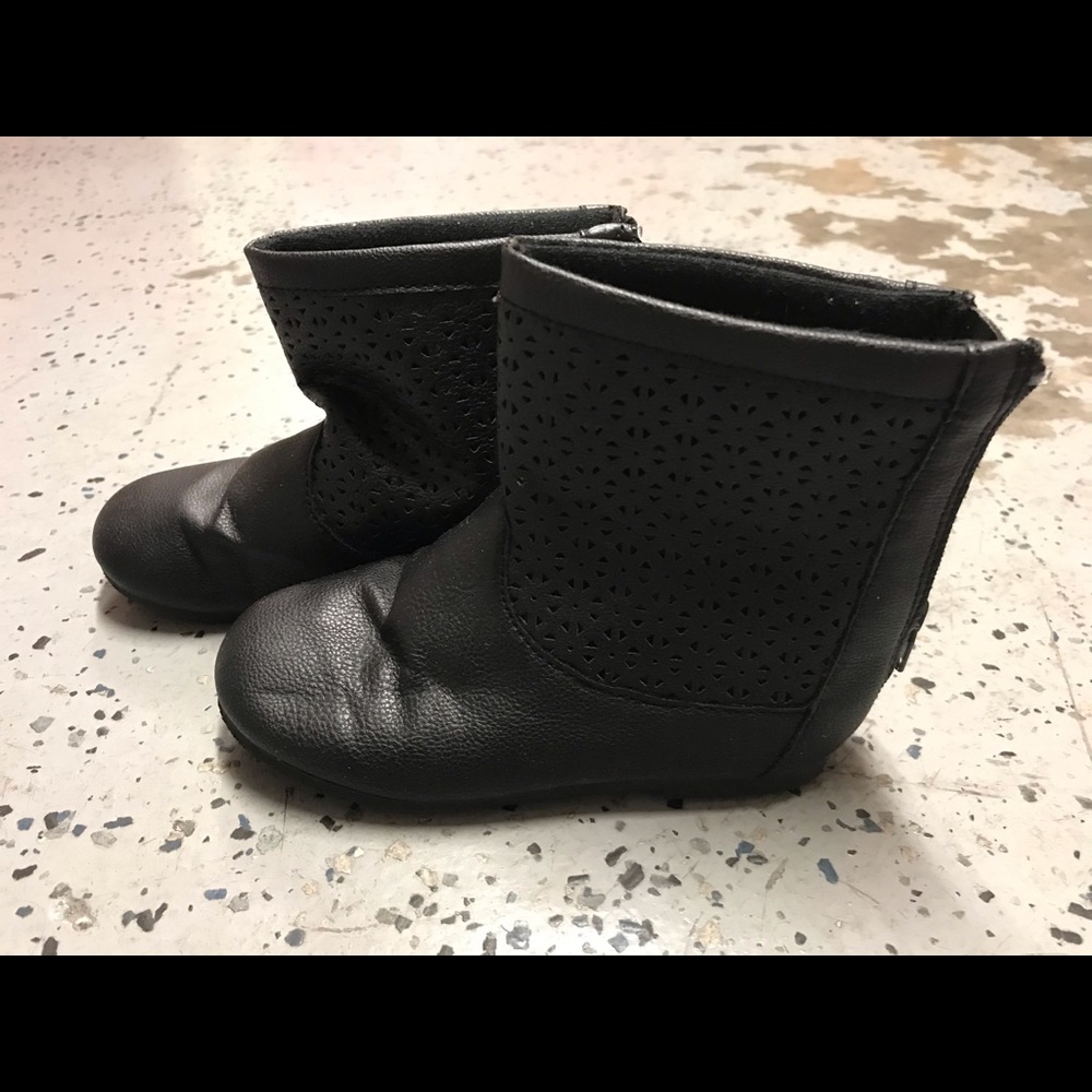 In excellent condition! Girls black boots